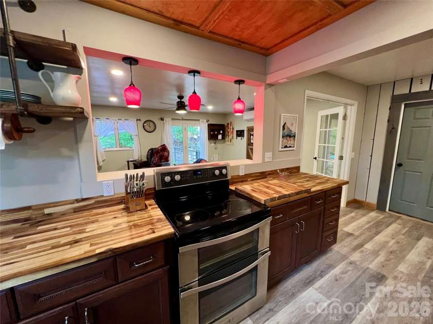 384 Bear Cub Drive, Spruce Pine, NC 28777.  MLS# CAR4389087, YatesRealty ID 28869. 