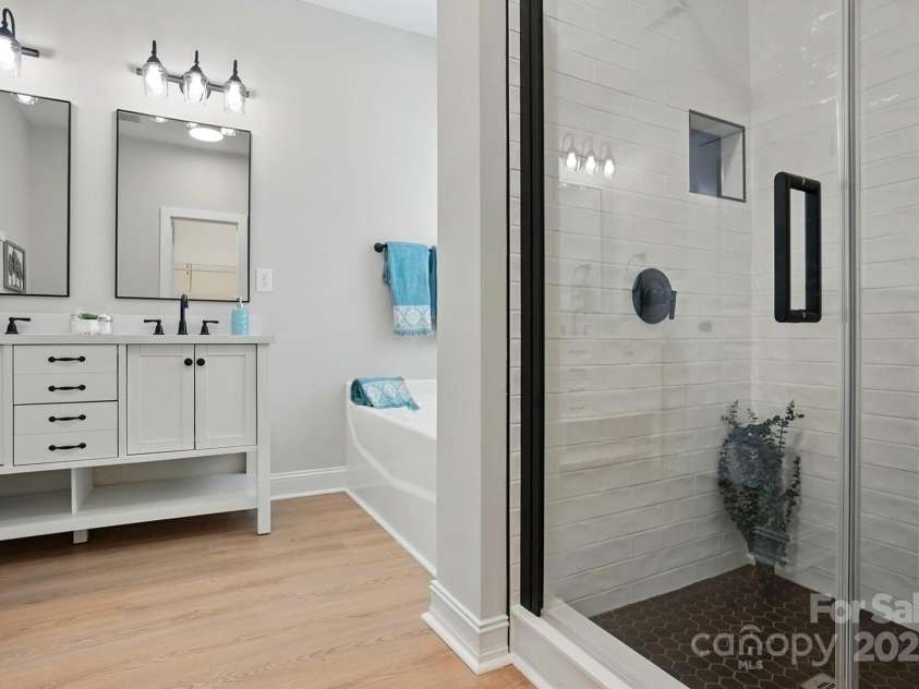 8726 Castle Cliff Drive, Matthews, NC 28105.  MLS# CAR4248763, YatesRealty ID 28871. Tub and shower are spacious and inviting