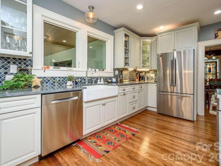 832 4th Avenue, Hendersonville, NC 28739.  MLS# CAR4390096, YatesRealty ID 28873. 