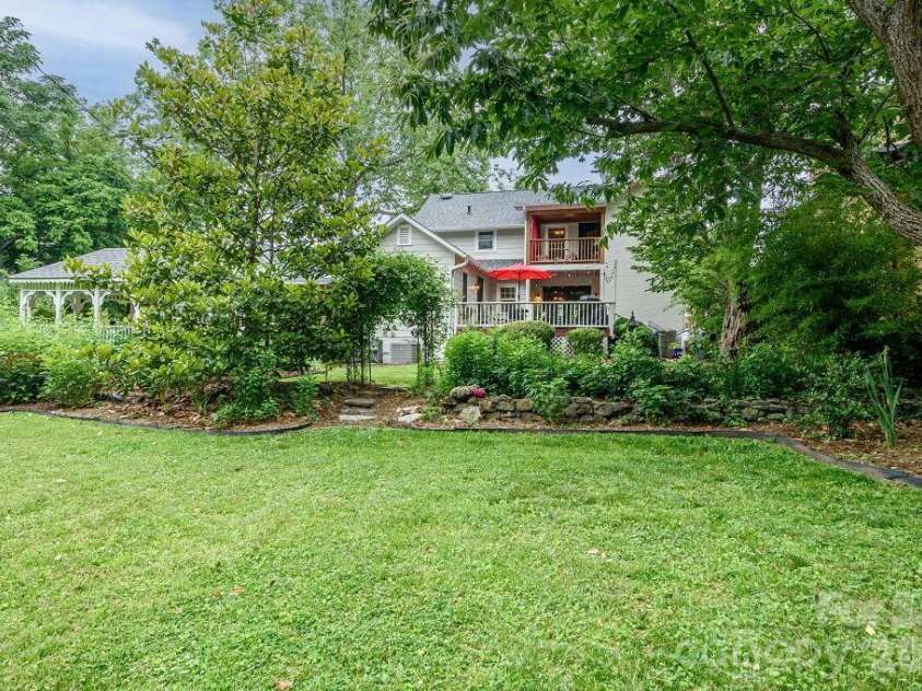 832 4th Avenue, Hendersonville, NC 28739.  MLS# CAR4390096, YatesRealty ID 28873. 