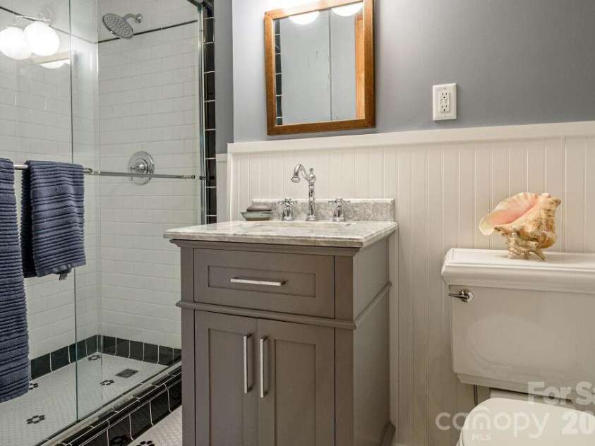 832 4th Avenue, Hendersonville, NC 28739.  MLS# CAR4390096, YatesRealty ID 28873. Full Bath off Great Room