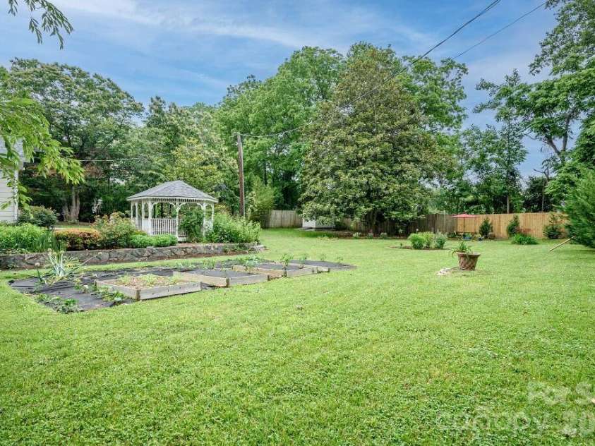 832 4th Avenue, Hendersonville, NC 28739.  MLS# CAR4390096, YatesRealty ID 28873. Gardens 