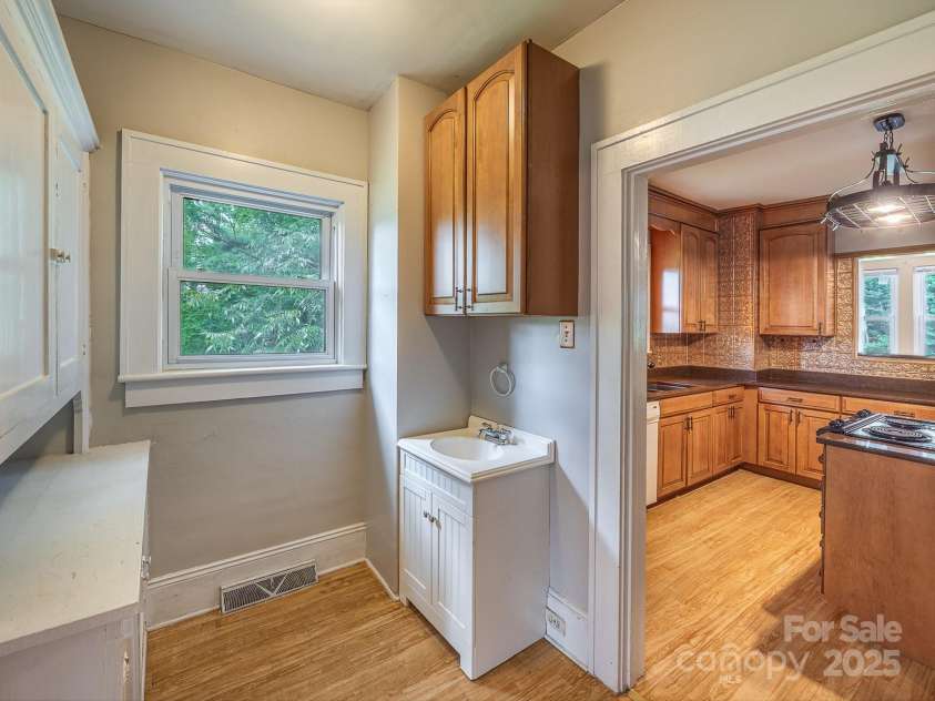 808 Union Street, Morganton, NC 28655.  MLS# CAR4283334, YatesRealty ID 28875. 