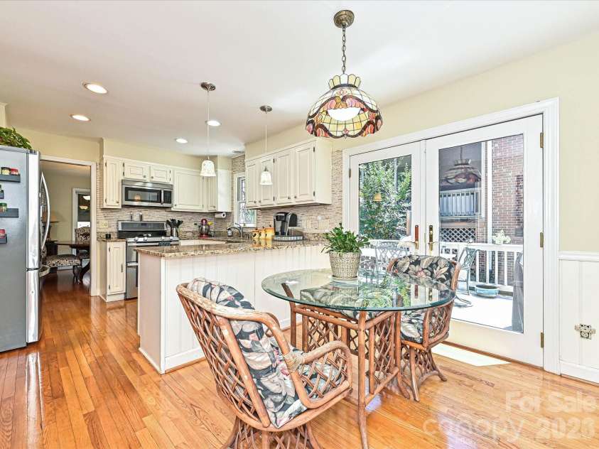 5203 Rustlewood Lane, Charlotte, NC 28226.  MLS# CAR4390578, YatesRealty ID 28877. Eat in kitchen