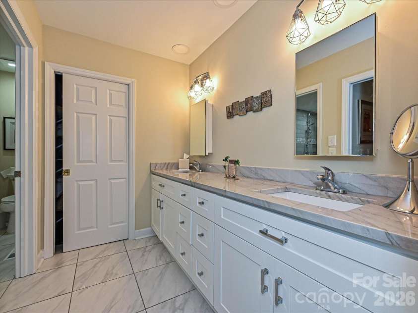 5203 Rustlewood Lane, Charlotte, NC 28226.  MLS# CAR4390578, YatesRealty ID 28877. Primary bath
