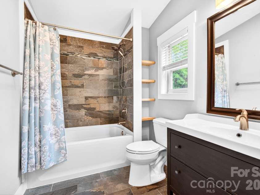 181 Glendale Avenue, Asheville, NC 28803.  MLS# CAR4380029, YatesRealty ID 28881. Primary Bathroom