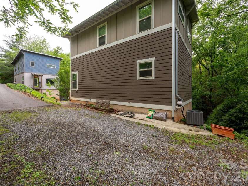 181 Glendale Avenue, Asheville, NC 28803.  MLS# CAR4380029, YatesRealty ID 28881. Side View from Driveway