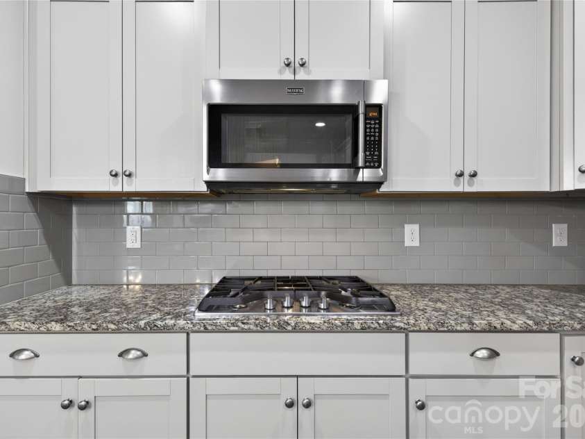 6216 Artigas Drive, Fort Mill, SC 29707.  MLS# CAR4380833, YatesRealty ID 28883. Gas Cooktop