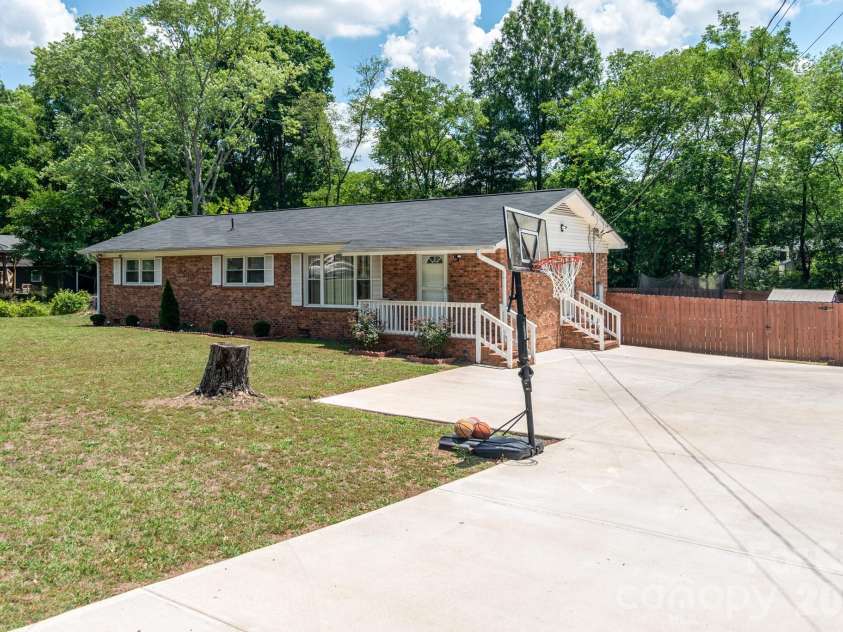 1121 Rembrandt Drive, Concord, NC 28027.  MLS# CAR4386886, YatesRealty ID 28884. 