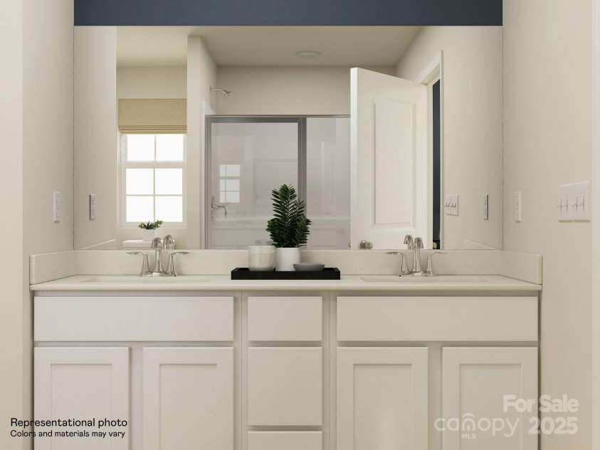 1811 River Crossing Lane, Edgemoor, SC 29712.  MLS# CAR4284576, YatesRealty ID 28885. Owners Bath