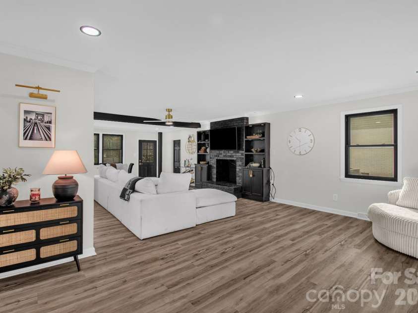 5323 Glenham Drive, Charlotte, NC 28210.  MLS# CAR4335032, YatesRealty ID 2889. 