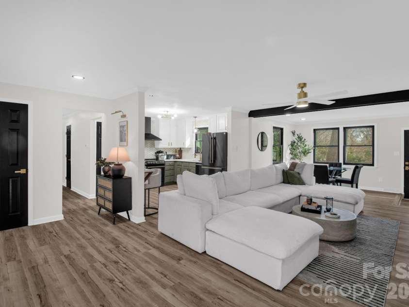 5323 Glenham Drive, Charlotte, NC 28210.  MLS# CAR4335032, YatesRealty ID 2889. 