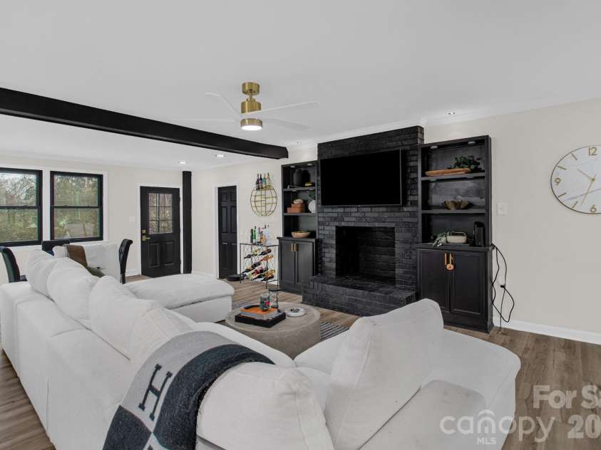 5323 Glenham Drive, Charlotte, NC 28210.  MLS# CAR4335032, YatesRealty ID 2889. 