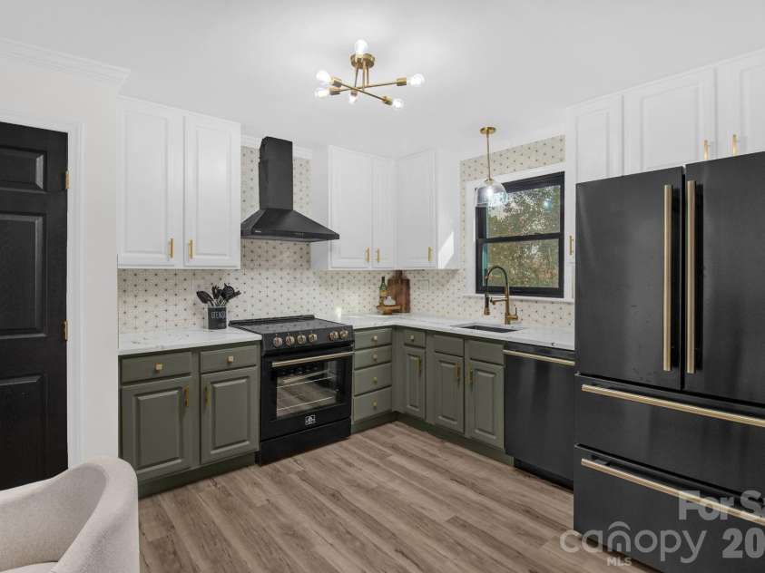 5323 Glenham Drive, Charlotte, NC 28210.  MLS# CAR4335032, YatesRealty ID 2889. 