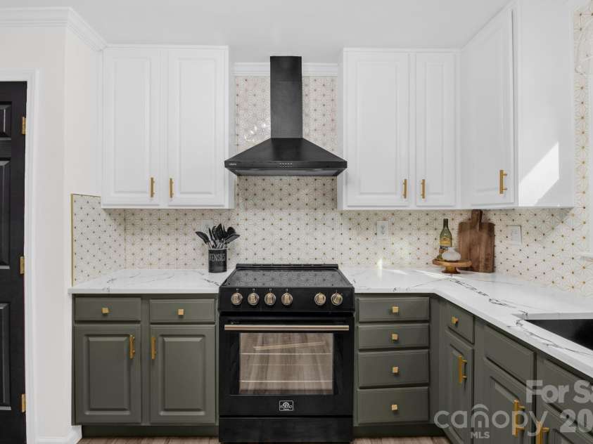 5323 Glenham Drive, Charlotte, NC 28210.  MLS# CAR4335032, YatesRealty ID 2889. 