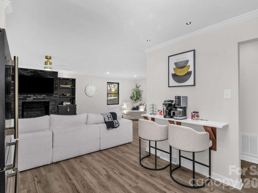 5323 Glenham Drive, Charlotte, NC 28210.  MLS# CAR4335032, YatesRealty ID 2889. 