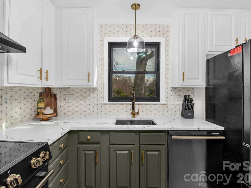 5323 Glenham Drive, Charlotte, NC 28210.  MLS# CAR4335032, YatesRealty ID 2889. 