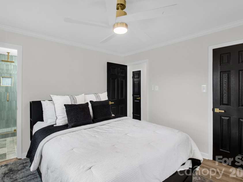 5323 Glenham Drive, Charlotte, NC 28210.  MLS# CAR4335032, YatesRealty ID 2889. 