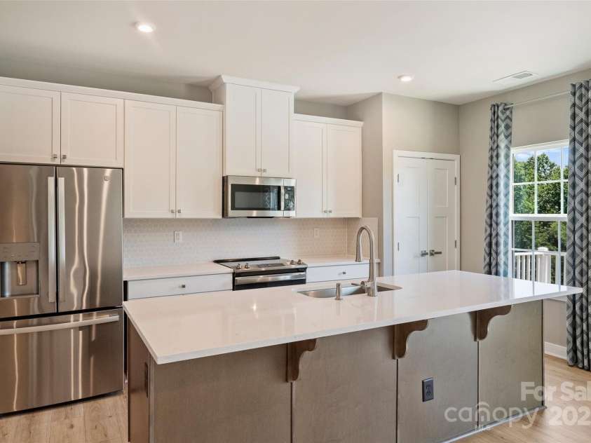 342 Cramerton Mills Parkway, Cramerton, NC 28032.  MLS# CAR4279503, YatesRealty ID 28898. Quartz Countertops, Stainless Steel Appliances, Tiled Backsplash