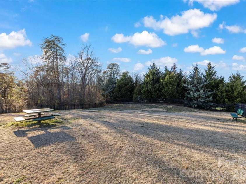 11516 Glowing Star Drive, Charlotte, NC 28215.  MLS# CAR4336828, YatesRealty ID 2890. Dog Park Near Home