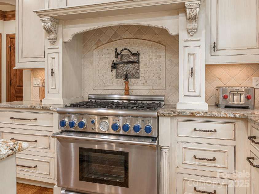 176 Valley Springs Road, Asheville, NC 28803.  MLS# CAR4277754, YatesRealty ID 2890. Spice Racks Flank Range