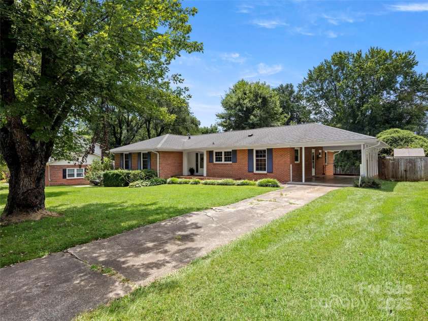 403 Pole Creasman Road, Asheville, NC 28806.  MLS# CAR4284483, YatesRealty ID 28901. 