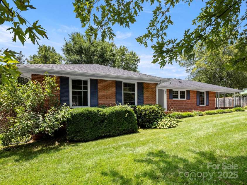 403 Pole Creasman Road, Asheville, NC 28806.  MLS# CAR4284483, YatesRealty ID 28901. 