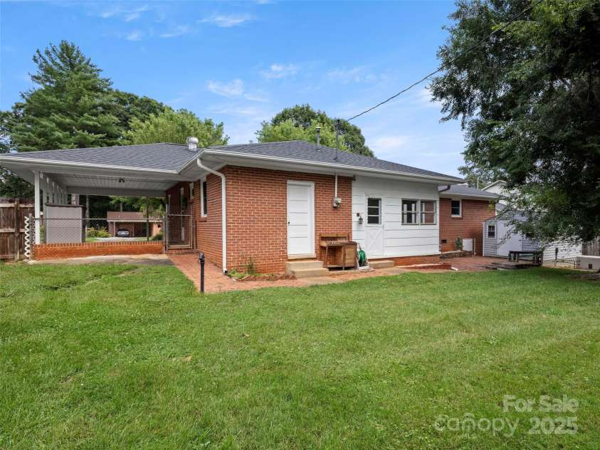 403 Pole Creasman Road, Asheville, NC 28806.  MLS# CAR4284483, YatesRealty ID 28901. 