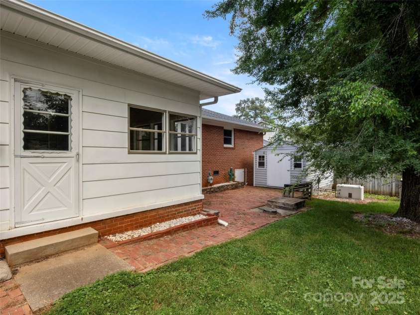 403 Pole Creasman Road, Asheville, NC 28806.  MLS# CAR4284483, YatesRealty ID 28901. 