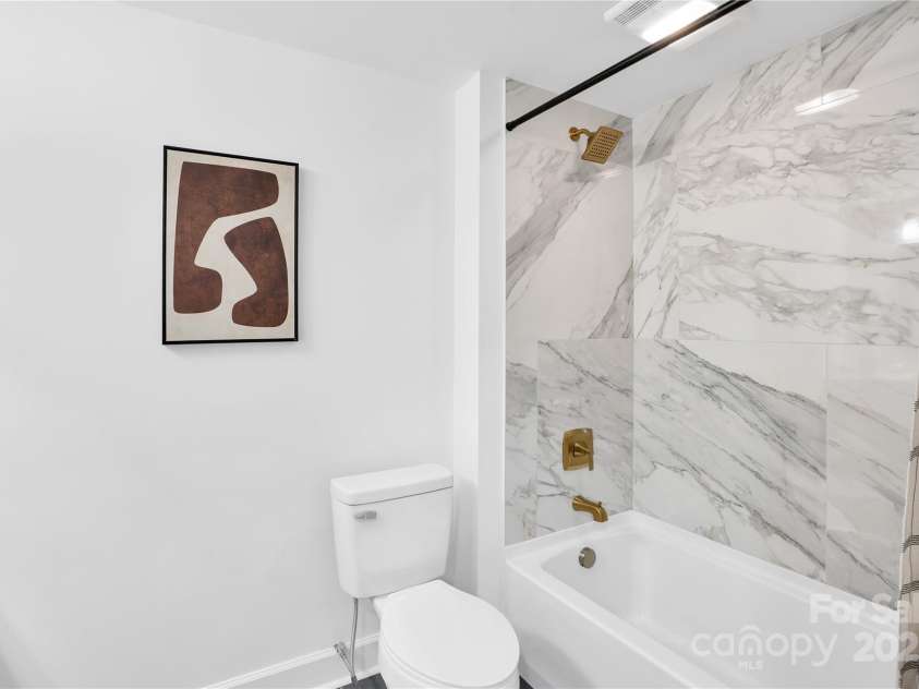 9826 Meringue Place, Charlotte, NC 28270.  MLS# CAR4260657, YatesRealty ID 28904. Guest bathroom