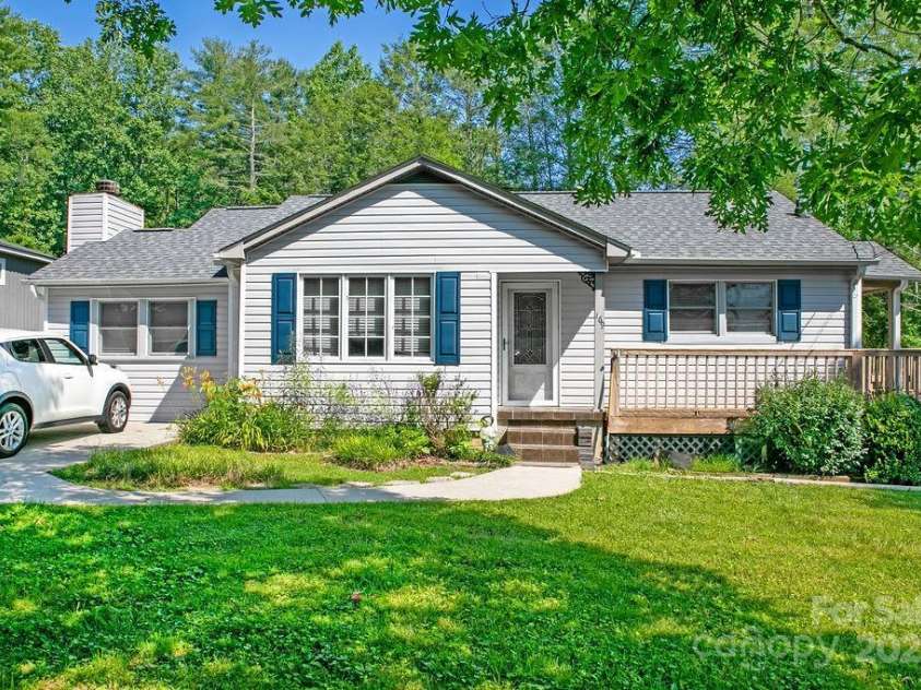 169 Montview Circle, Brevard, NC 28712.  MLS# CAR4276935, YatesRealty ID 28907. Beautiful Home