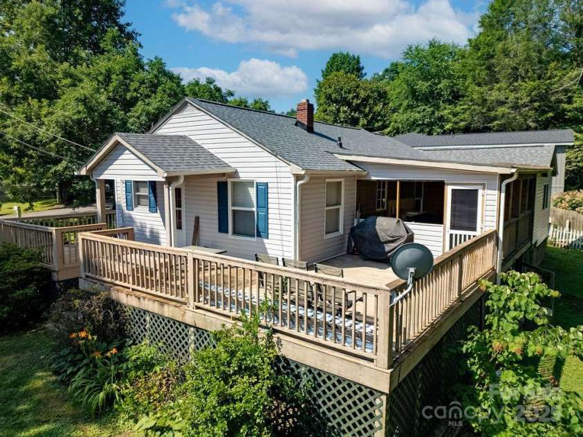 169 Montview Circle, Brevard, NC 28712.  MLS# CAR4276935, YatesRealty ID 28907. Great for Entertaining