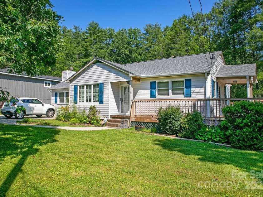 169 Montview Circle, Brevard, NC 28712.  MLS# CAR4276935, YatesRealty ID 28907. Level Yard