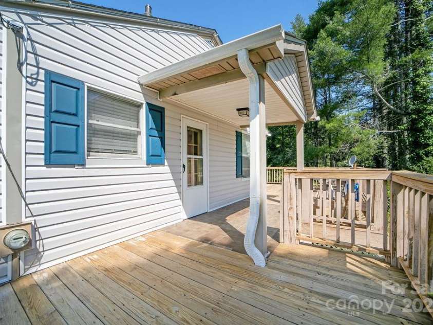 169 Montview Circle, Brevard, NC 28712.  MLS# CAR4276935, YatesRealty ID 28907. Side Deck and Entrance