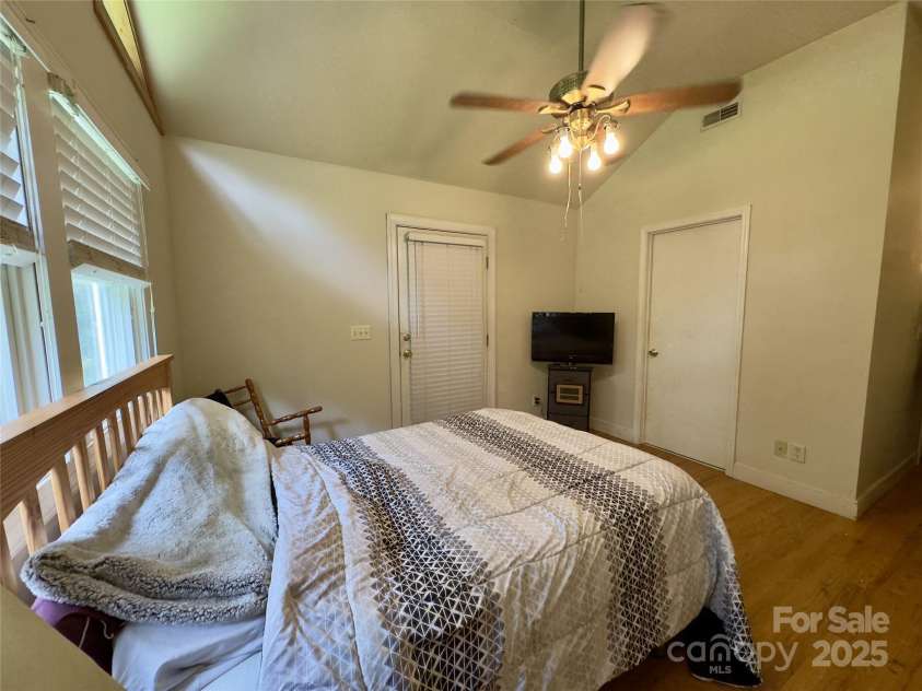 169 Montview Circle, Brevard, NC 28712.  MLS# CAR4276935, YatesRealty ID 28907. Spacious Primary