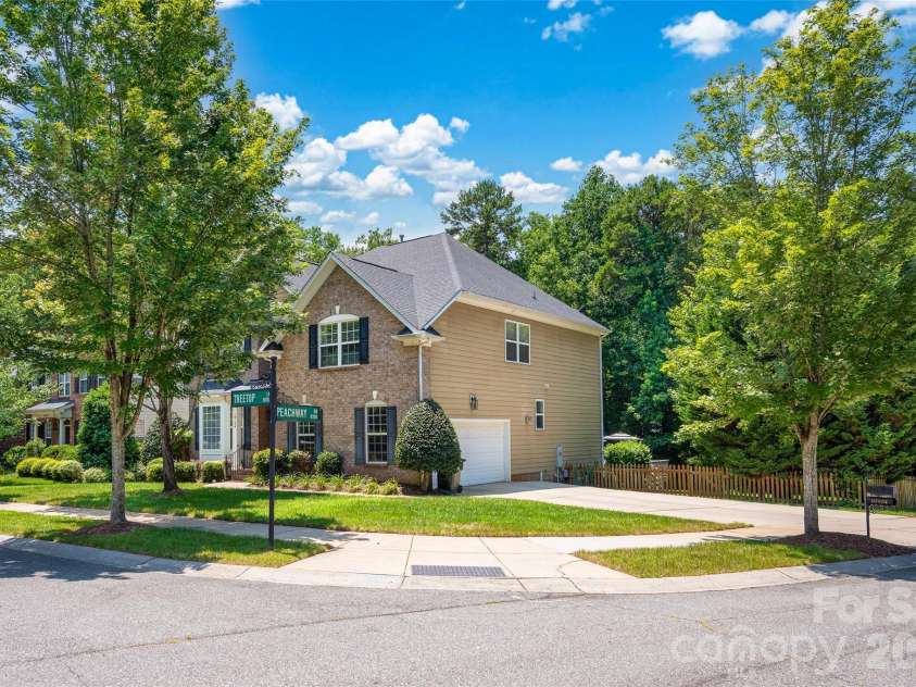 10104 Treetop Lane, Cornelius, NC 28031.  MLS# CAR4391181, YatesRealty ID 28908. 