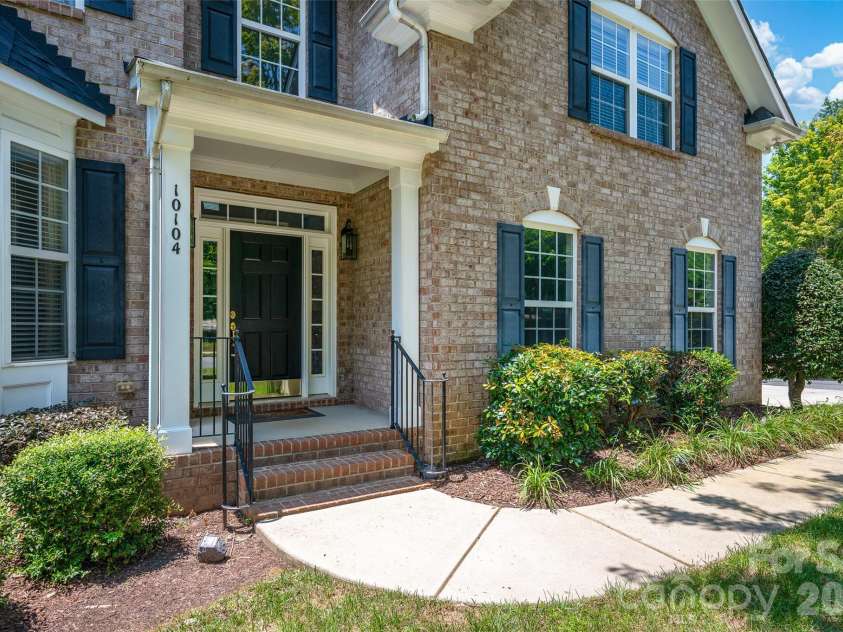 10104 Treetop Lane, Cornelius, NC 28031.  MLS# CAR4391181, YatesRealty ID 28908. 