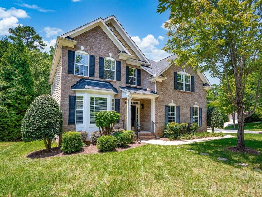 10104 Treetop Lane, Cornelius, NC 28031.  MLS# CAR4391181, YatesRealty ID 28908. 