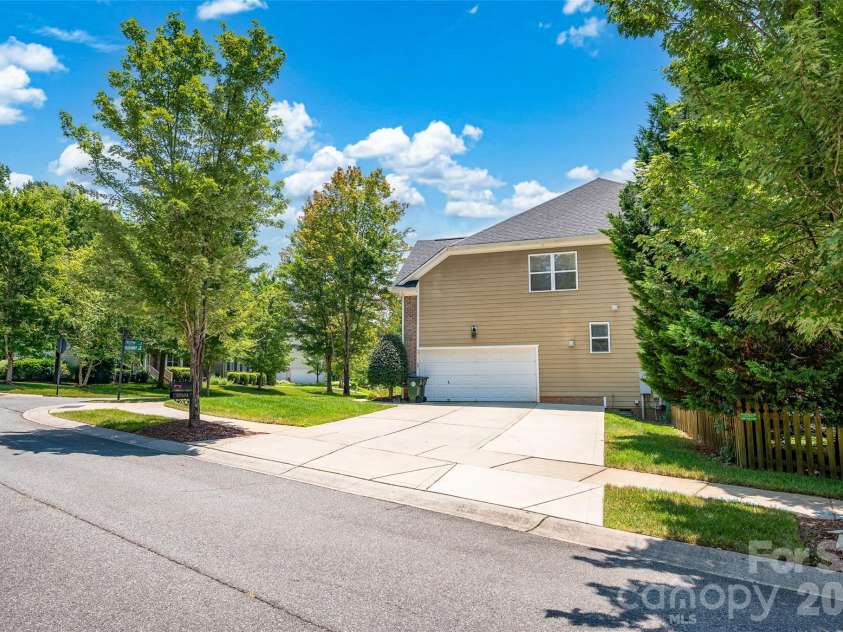 10104 Treetop Lane, Cornelius, NC 28031.  MLS# CAR4391181, YatesRealty ID 28908. 