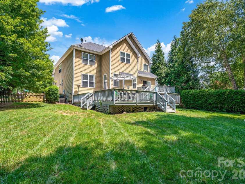10104 Treetop Lane, Cornelius, NC 28031.  MLS# CAR4391181, YatesRealty ID 28908. 
