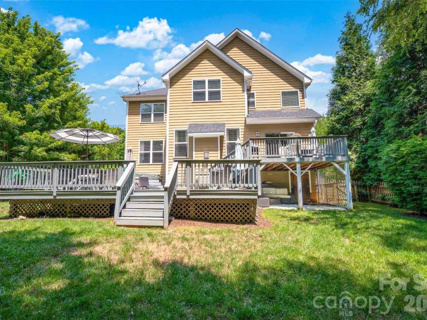 10104 Treetop Lane, Cornelius, NC 28031.  MLS# CAR4391181, YatesRealty ID 28908. 