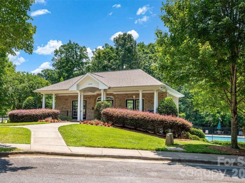 10104 Treetop Lane, Cornelius, NC 28031.  MLS# CAR4391181, YatesRealty ID 28908. 
