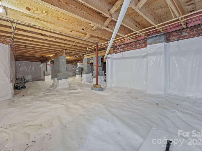 1656 Heather Glen Road, Kannapolis, NC 28081.  MLS# CAR4283900, YatesRealty ID 28909. Crawl Space with Dehumidifier