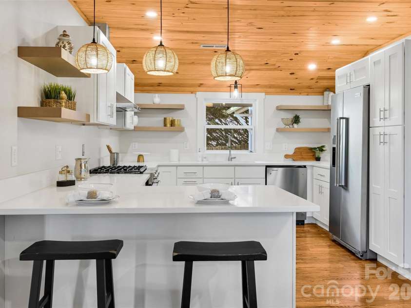 142 Gillespie Circle, Brevard, NC 28712.  MLS# CAR4273083, YatesRealty ID 2891. Breakfast Peninsula