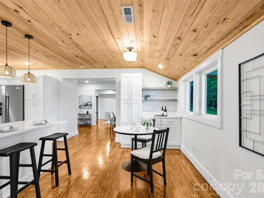 142 Gillespie Circle, Brevard, NC 28712.  MLS# CAR4273083, YatesRealty ID 2891. Eat in Kitchen with Breakfast nook