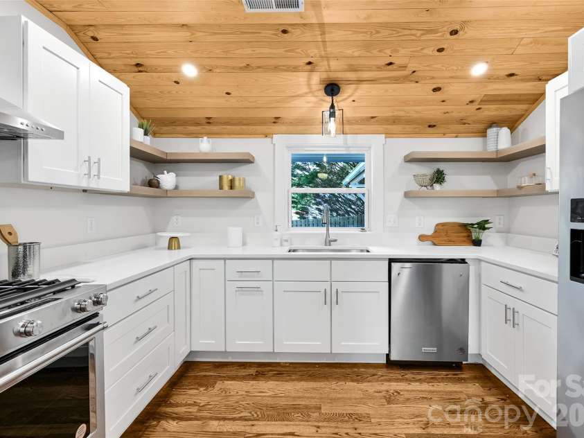 142 Gillespie Circle, Brevard, NC 28712.  MLS# CAR4273083, YatesRealty ID 2891. Ideal Kitchen Layout