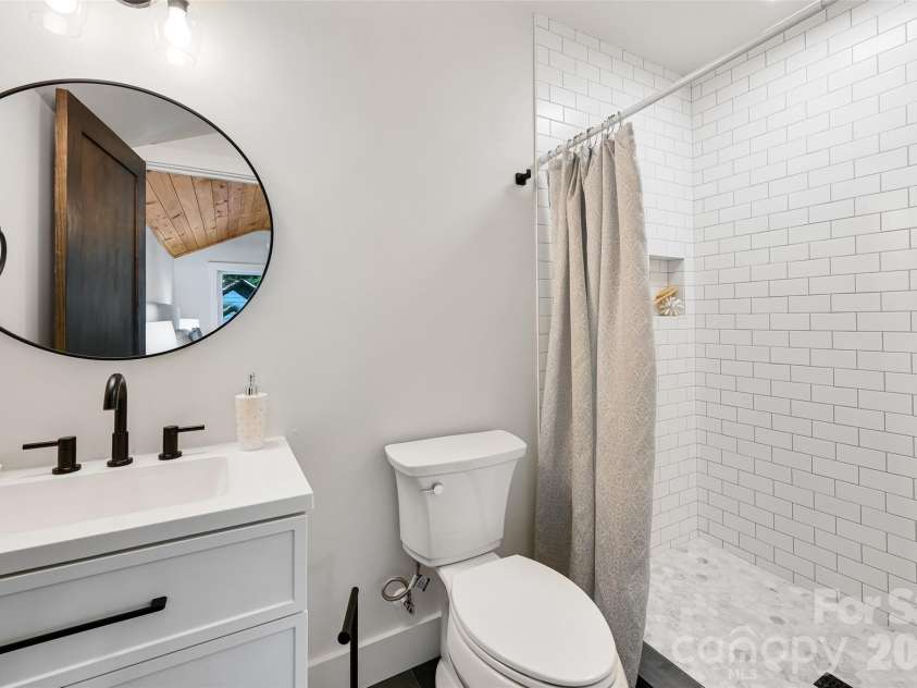 142 Gillespie Circle, Brevard, NC 28712.  MLS# CAR4273083, YatesRealty ID 2891. Main Level ensuite Bath