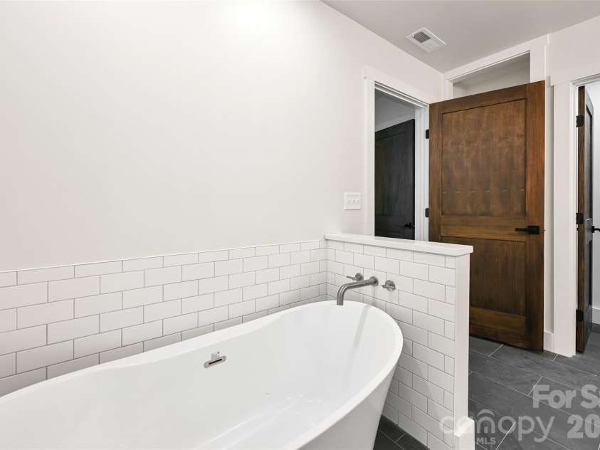 142 Gillespie Circle, Brevard, NC 28712.  MLS# CAR4273083, YatesRealty ID 2891. Soaking Tub in Primary