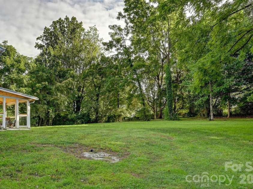 142 Gillespie Circle, Brevard, NC 28712.  MLS# CAR4273083, YatesRealty ID 2891. Sunny Room to Garden