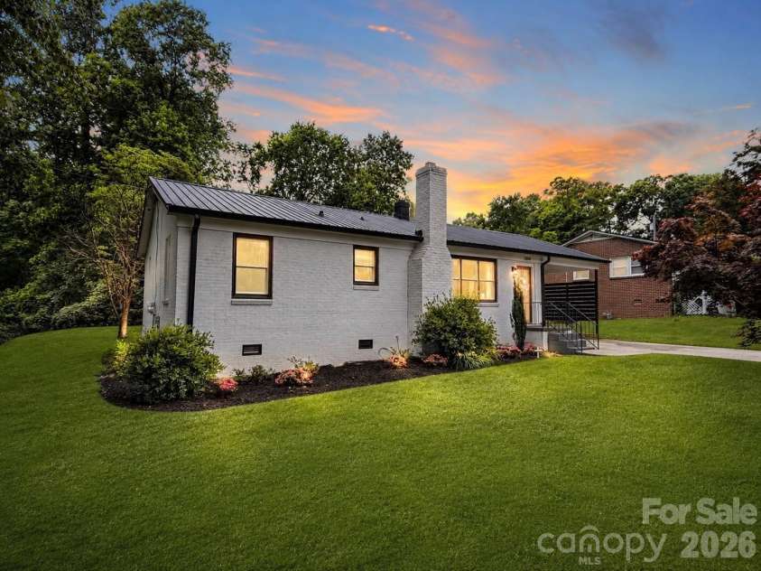 1344 12th Avenue, Hickory, NC 28601.  MLS# CAR4385752, YatesRealty ID 28910. 